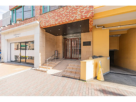 現地外観写真　エントランス外観