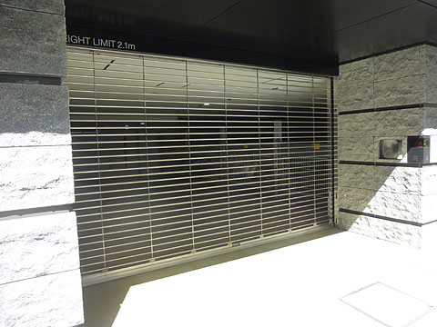 駐車場　駐車場入口