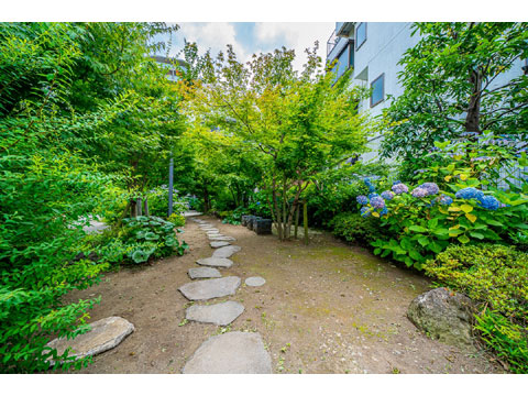 その他共用部 東エントランスへの通路です。