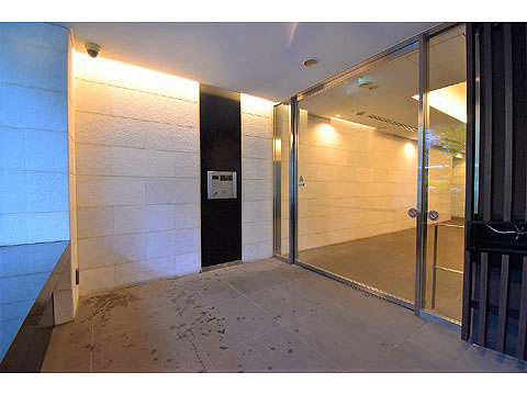 エントランス　ダブルオートロックシステムを採用したエントラン