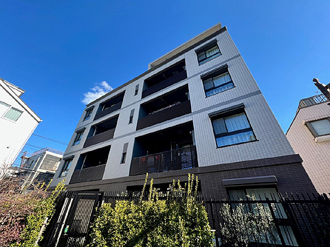 現地外観写真 5階建4階部分のため日照・眺望良好です。