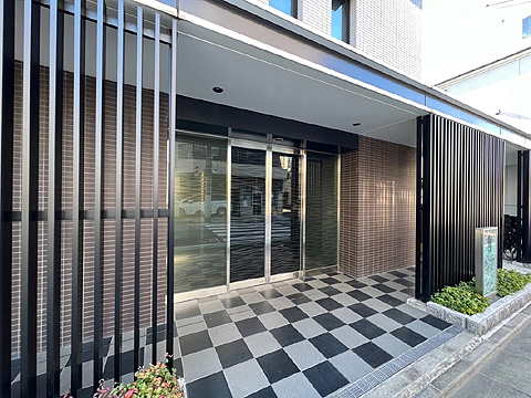 エントランス 奥ゆかしく本質を語る、エントランスの佇まい。