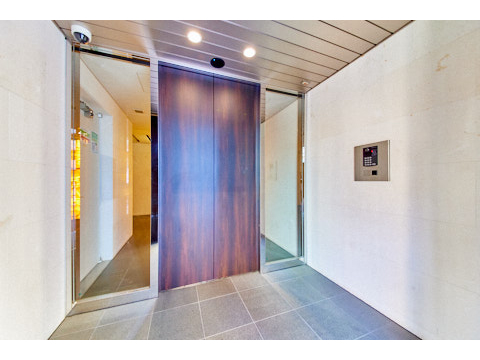 エントランス　エントランス　非接触キー対応のオートロックでラ