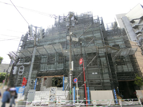 現地外観写真　2021年5月現在大規模修繕工事中　（外壁、防