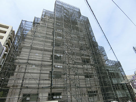 現地外観写真　2021年5月現在大規模修繕工事中　（外壁、防