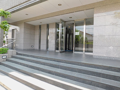 エントランス エントランス左側にはスロープがあります