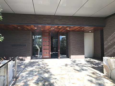 現地外観写真　正面玄関.