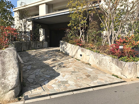 現地外観写真　マンションアプローチ.