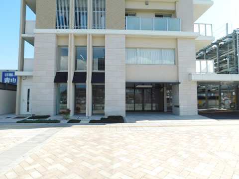 エントランス 前面道路の様子