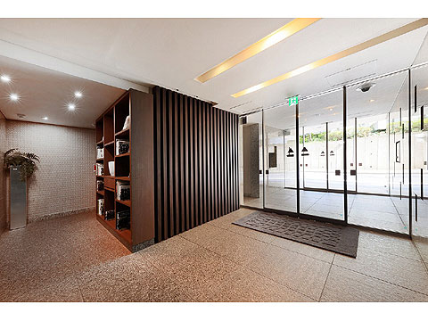 エントランス　間接照明を採用した、落ち着きあ