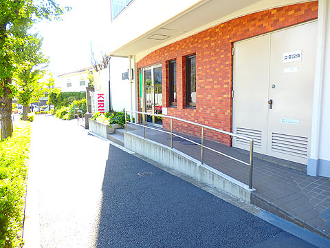 エントランス ベビーカーでも安心なスロープ付きエントランス