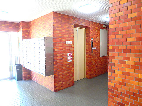 ロビー 外からエレベーターの出入りが見えないエントランスホー