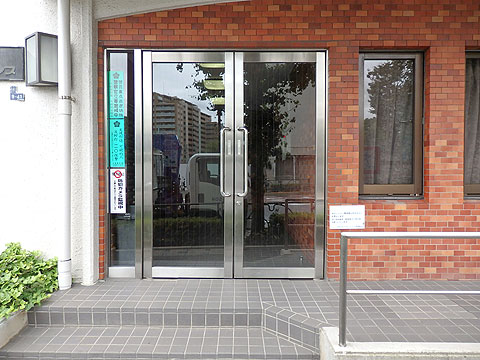 エントランス タイル張りのエントランス正面入り口