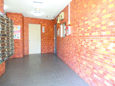 ロビー タイル張りのエントランスロビー