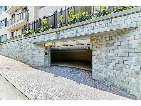 駐車場　駐車場出入口