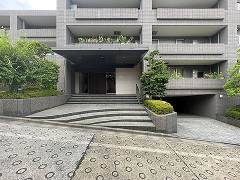 現地外観写真　エントランス外観