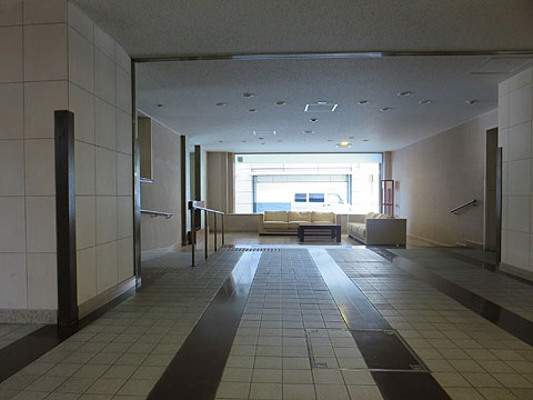 ロビー パサージュ(エントランスホール)からサンクンラウンジ