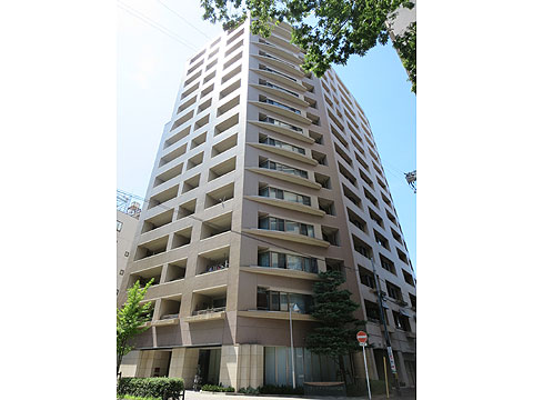 現地外観写真 街路樹とのコントラストも鮮やかな外観