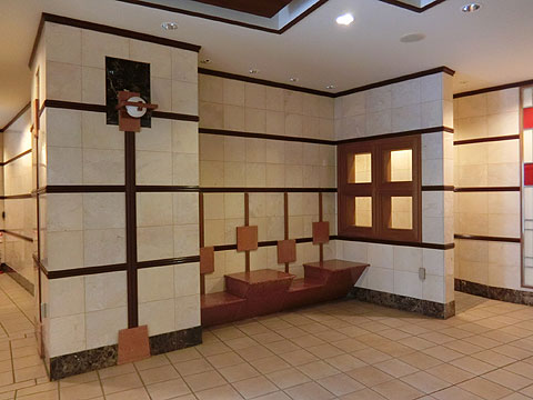 ロビー　エントランスホール、大理石貼りの壁面はチェリーブラウ