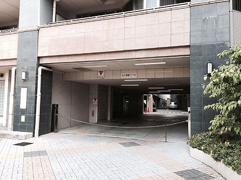 その他共用部 チェーンゲート付き駐車場入口、夜間はシャッター