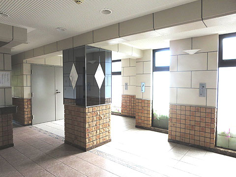ロビー　ガラス面積を多く取ったエントランスホール