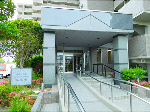 エントランス 住居棟とは別棟のエントランス棟