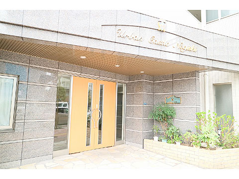 エントランス 天然石貼りの落ち着きあるエントランスです。