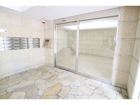 エントランス TVモニター付オートロックが設置された明るいエ