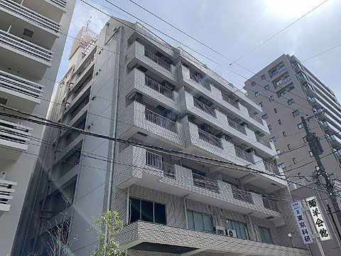 現地外観写真　タイル張りの外観