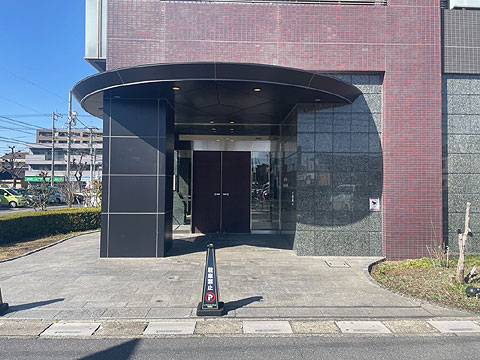 現地外観写真　エントランス外観（正面）