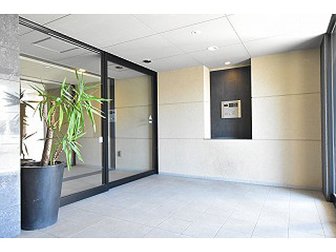 エントランス 風除室、TVモニター付インターホンで来客も確認