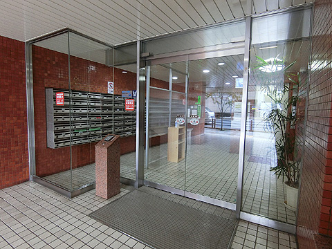 エントランス　夜間はオートロックとなります。