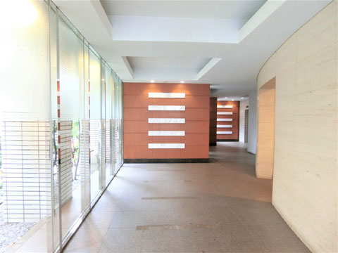 ロビー　明るいガラス張りのエントランス内部