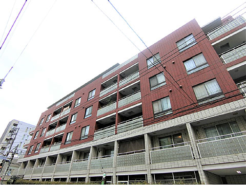 現地外観写真　タイル張り、２カラーのスタイリッシュかつ重厚な