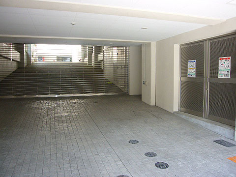 駐車場　リモコンシャッターゲートとゴミ置場