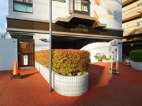 現地外観写真　エントランス正面