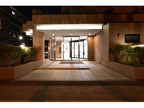 エントランス　（夜）エントランス