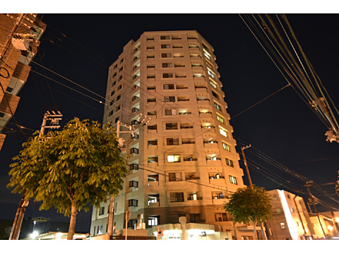 現地外観写真　（夜）外観　