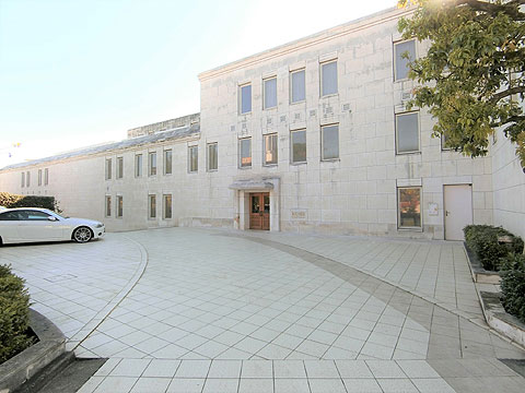 現地外観写真 白い外壁が特徴的な外観