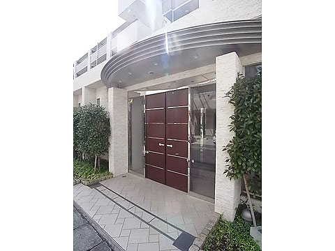 エントランス　重厚感あるエントランスロビー