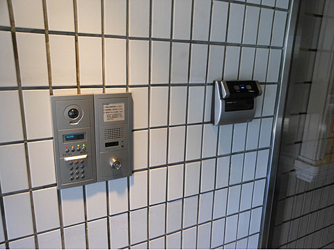 エントランス TVモニター付きオートロックシステム。セキュリ