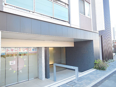 エントランス 曇りガラスでプライバシーの高いエントランス