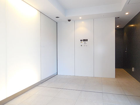 ロビー 白を基調とした清潔感のあるロビー