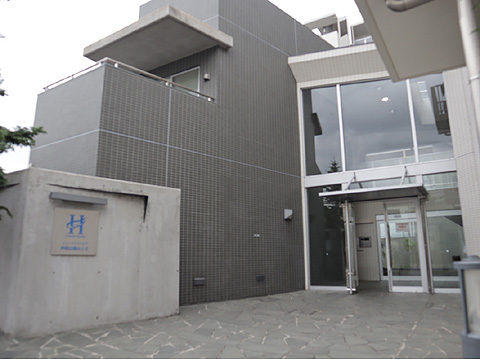 エントランス エントランス正面とエンブレム