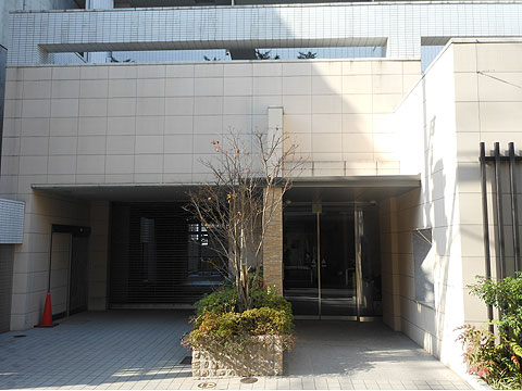 現地外観写真　エントランスと駐車場入口