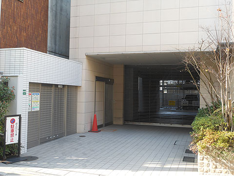 現地外観写真　駐車場入口とゴミ置場