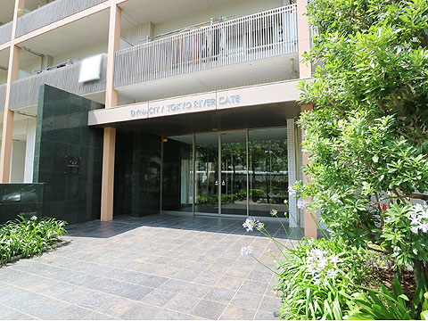 エントランス　植栽に囲まれたエントランス