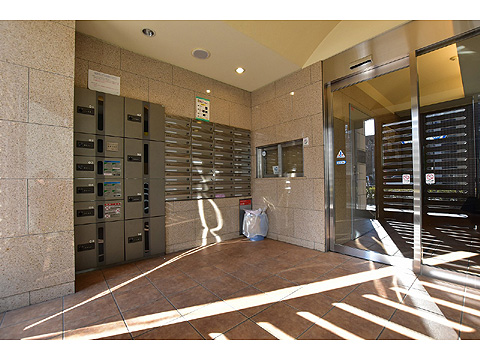 エントランス 風除室には宅配ボックスが設置してあるので、不在