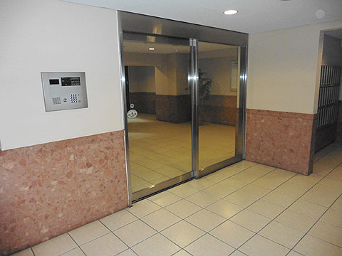 エントランス　安心のオートロック　TVモニター付のインターホ