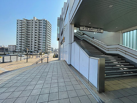 現地外観写真　駅から見る外観